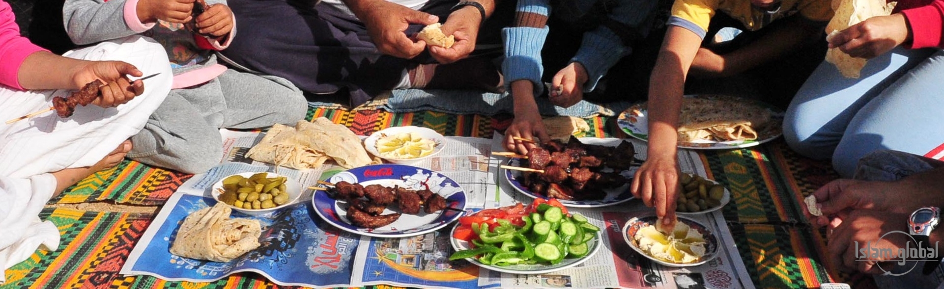 Ужин у мусульман. Трапеза мусульман. Мусульманские традиции за столом. Трапеза за столом мусульманской семьи. Еда на полу у мусульман.